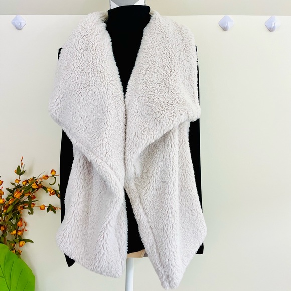 BB Dakota Rennie Vest, EUC - Picture 4 of 15